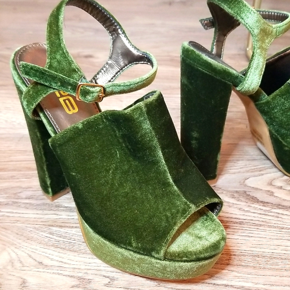 X2B Womens Green Velvet High Heel Shoes